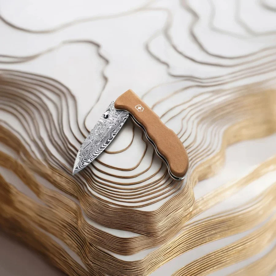 Navaja Limited Edition Evoke Wood Damast 130mm Madera 2026 Victorinox® 0.9410.J26 [Pieza] - Image 10