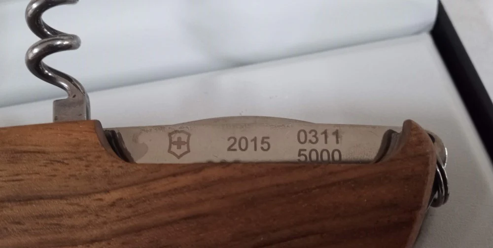 Navaja Limited Edition Ranger Wood Damascus 111mm Madera 2015 Victorinox® 0.9551.J15 [Pieza] - Image 3